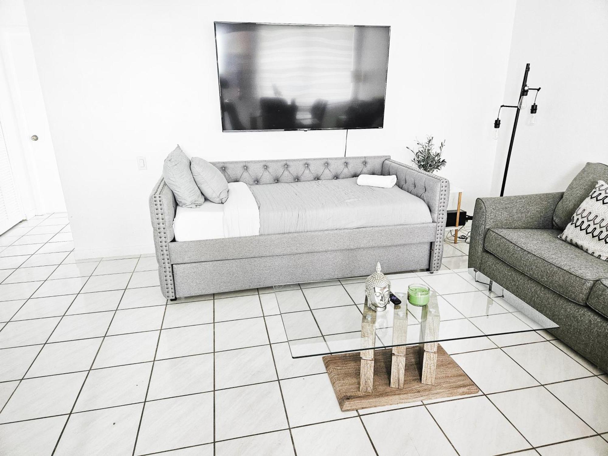 Bayfront Breathtaking Views- One Bedroom W Balcony- Living -free Parking Appartamento