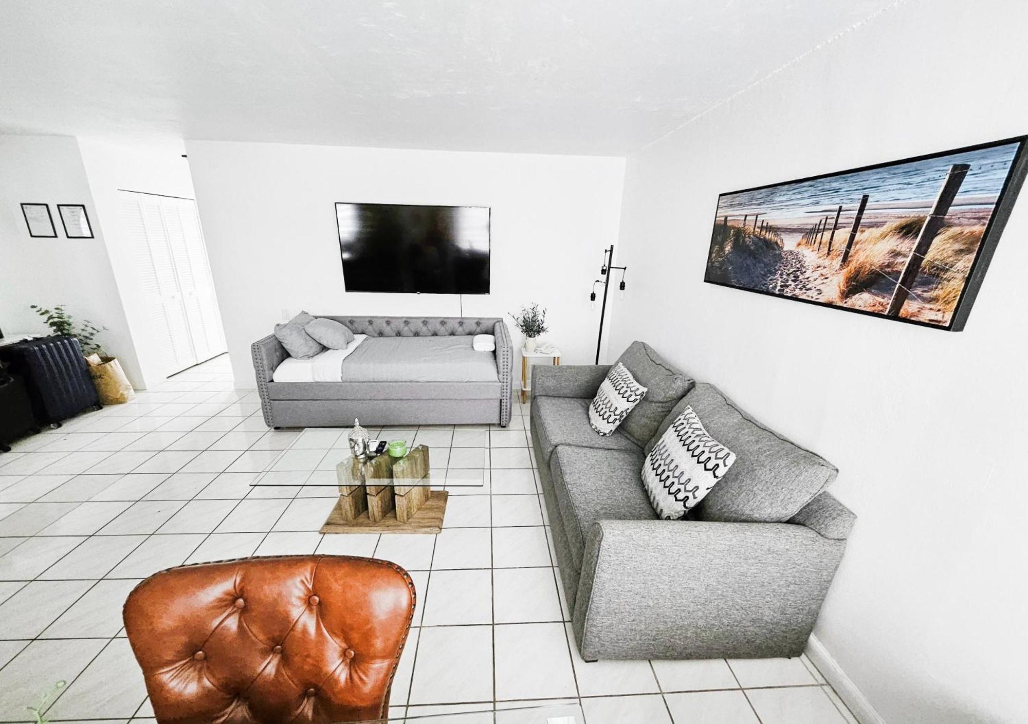 Bayfront Breathtaking Views- One Bedroom W Balcony- Living -free Parking Appartamento *