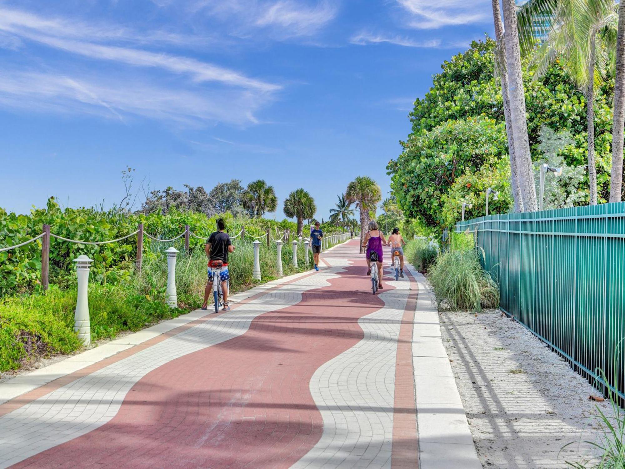 Cozy Beachfront 2 Bdr Miami 1114