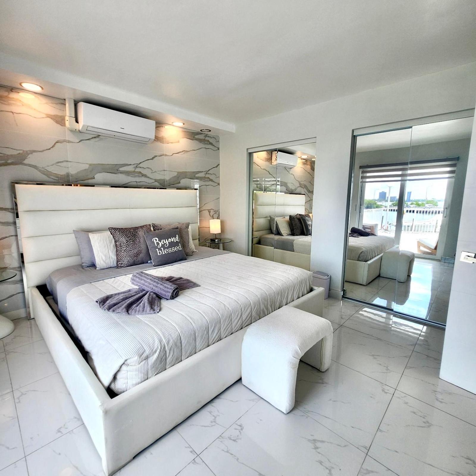 Luxurious Waterfront With Free Parking 5min Drive To Miami Brach