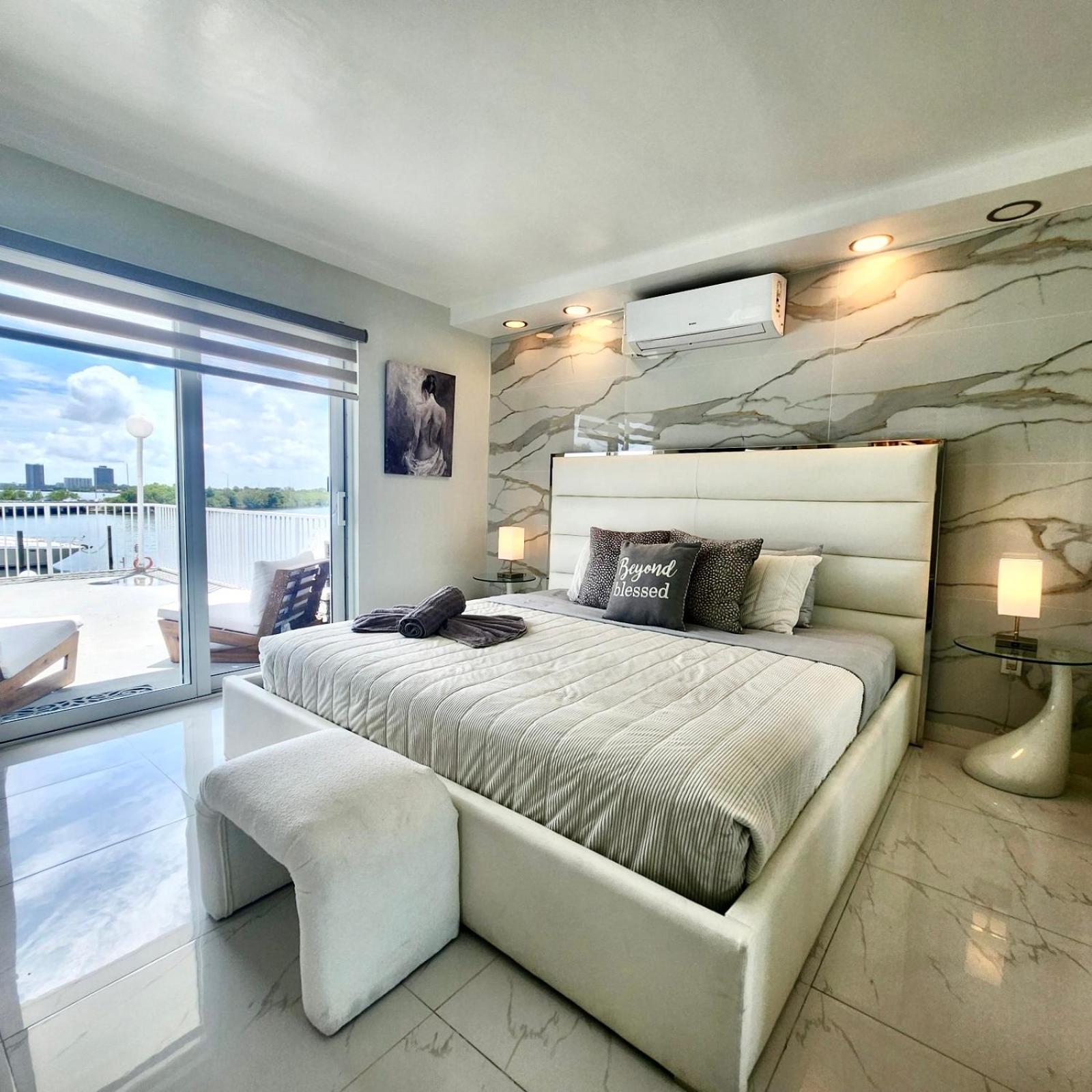 Luxurious Remodeled Direct Waterfront With Miami Skyline View And Outdoor Terrace Free Parking 5min Drive To Miami *