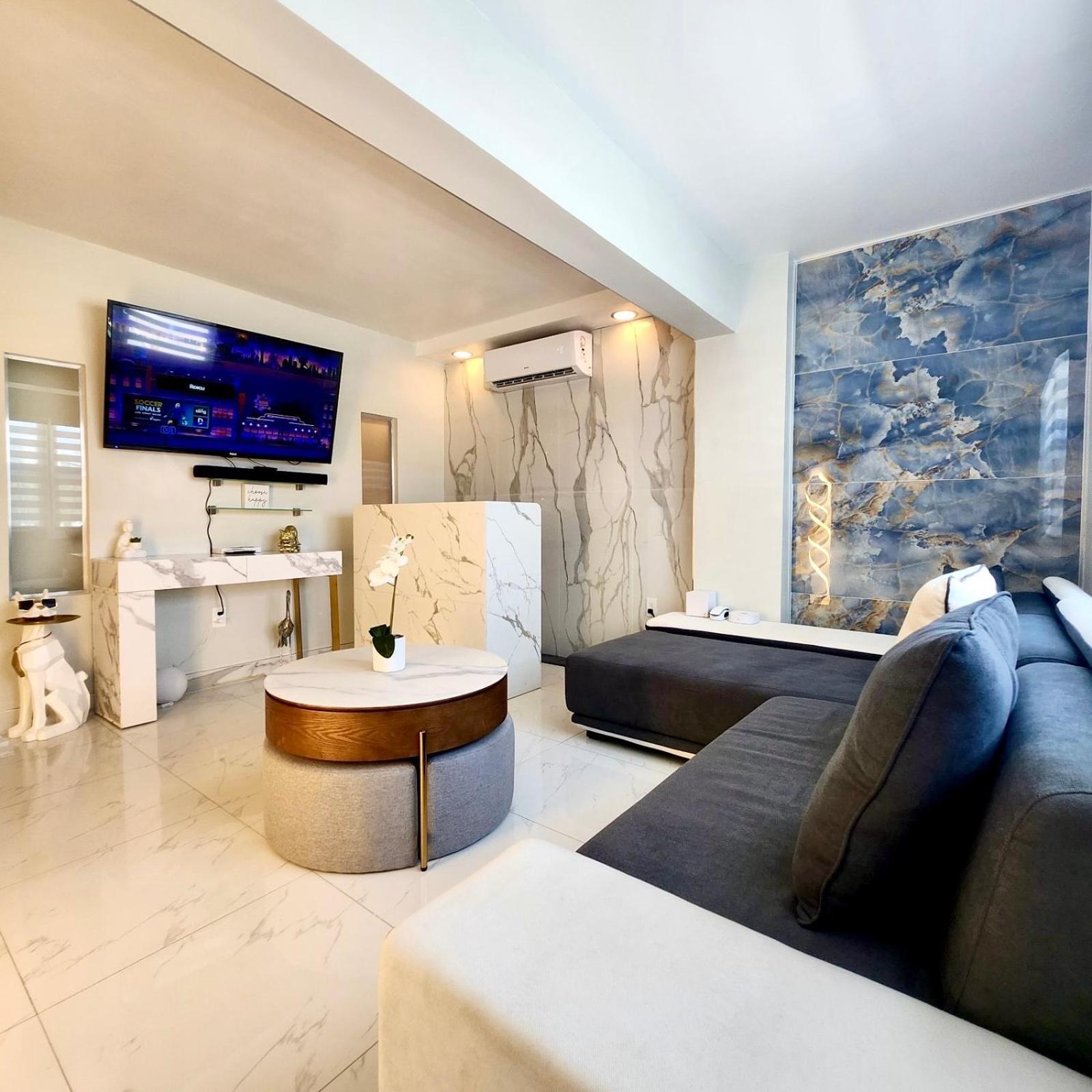 Luxurious Remodeled Direct Waterfront With Miami Skyline View And Outdoor Terrace Free Parking 5min Drive To Miami Apartment *