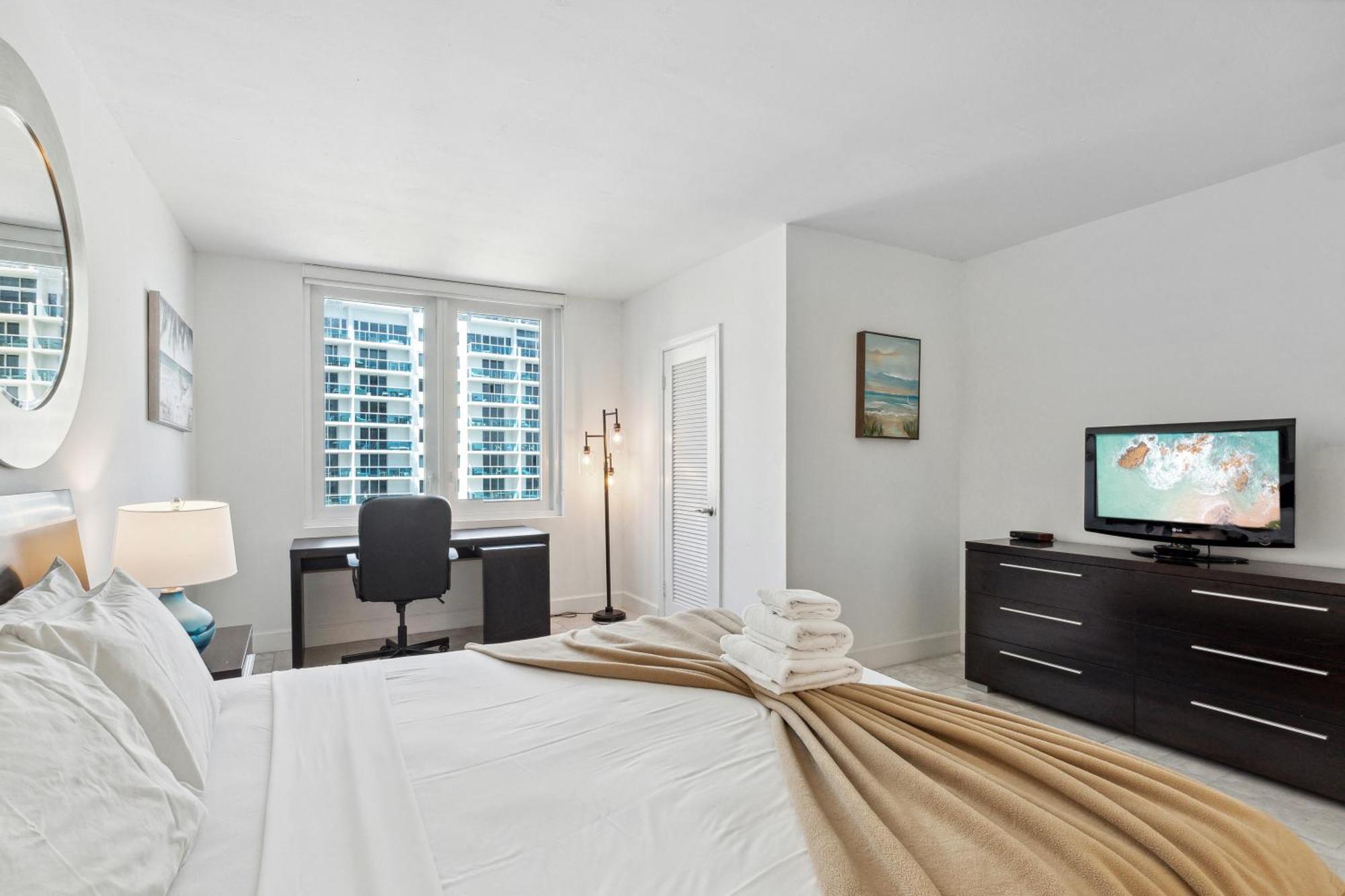 Apartment Romantic-5 Star-1br-oceanfront-balcony-south-beach
