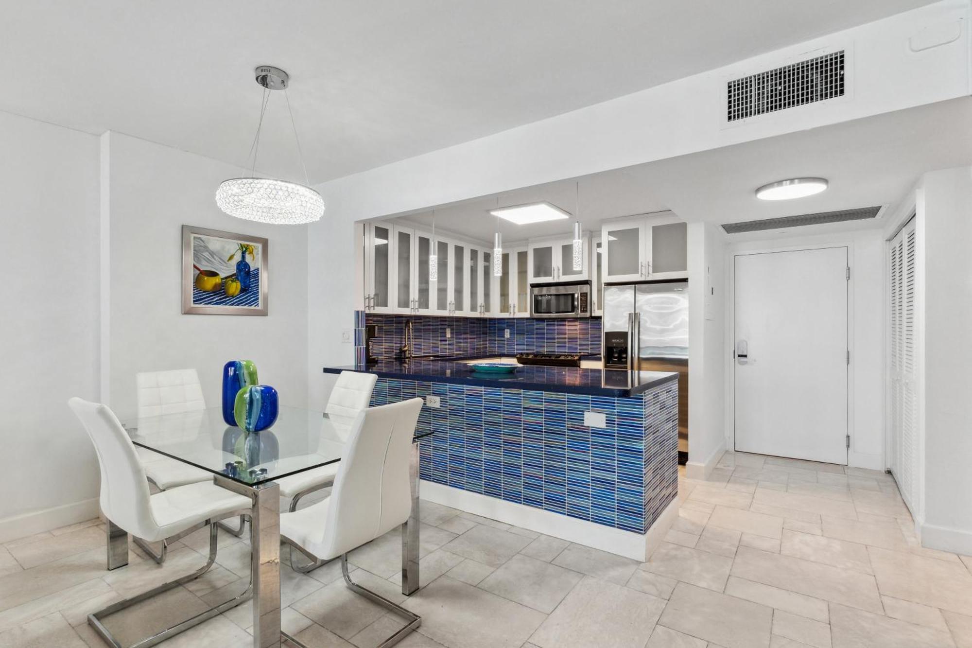 Apartment Romantic-5 Star-1br-oceanfront-balcony-south-beach *