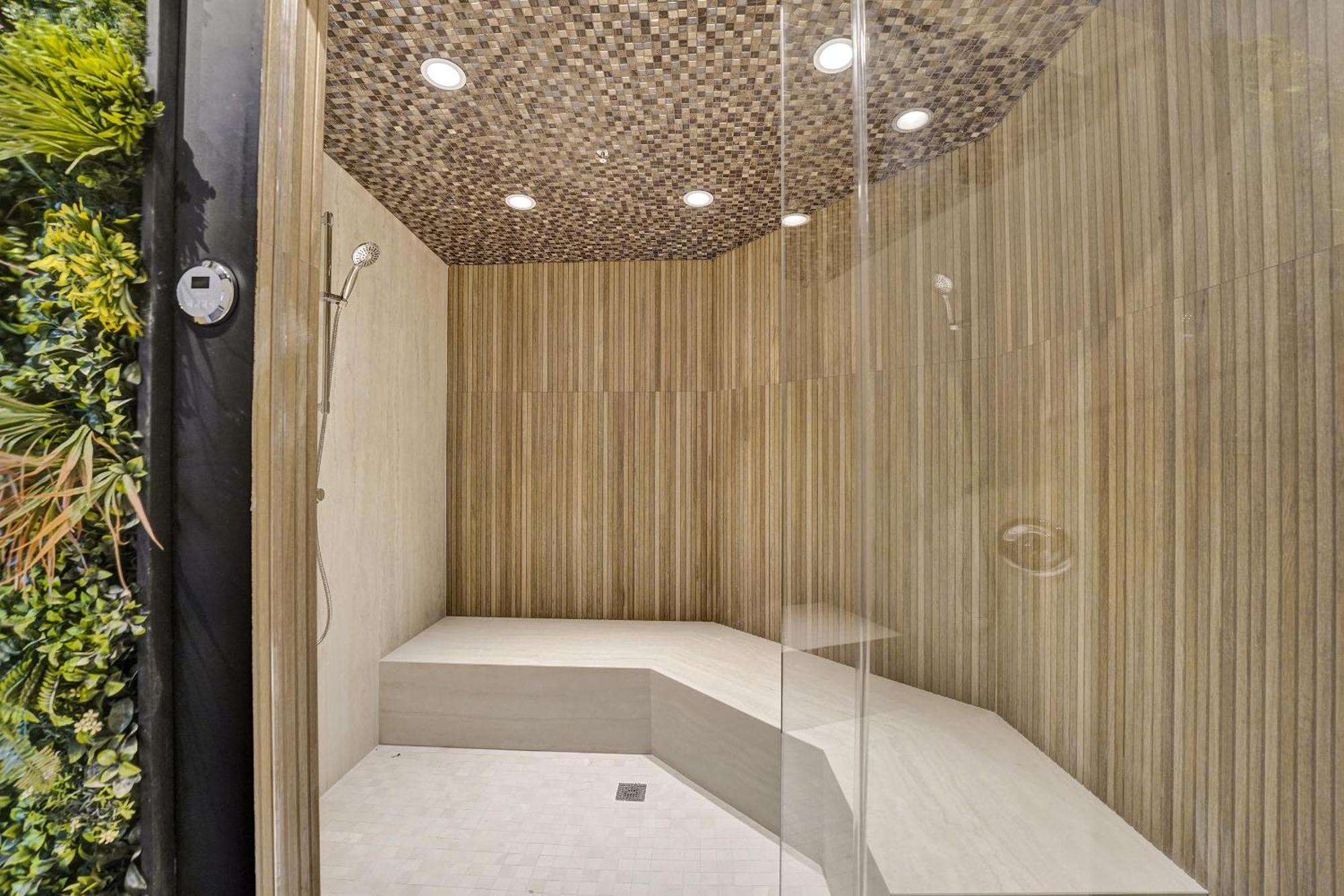 Stylish Ocean Retreat Service 1009 Apartment Miami Beach