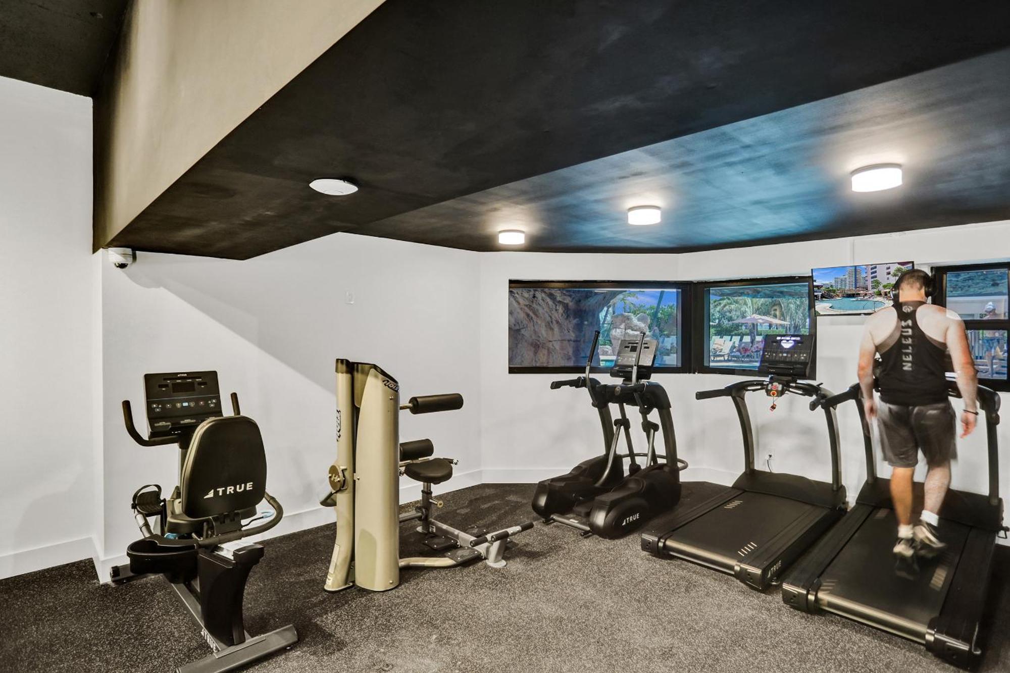 Stylish Ocean Retreat Service 1009 Apartment Miami Beach