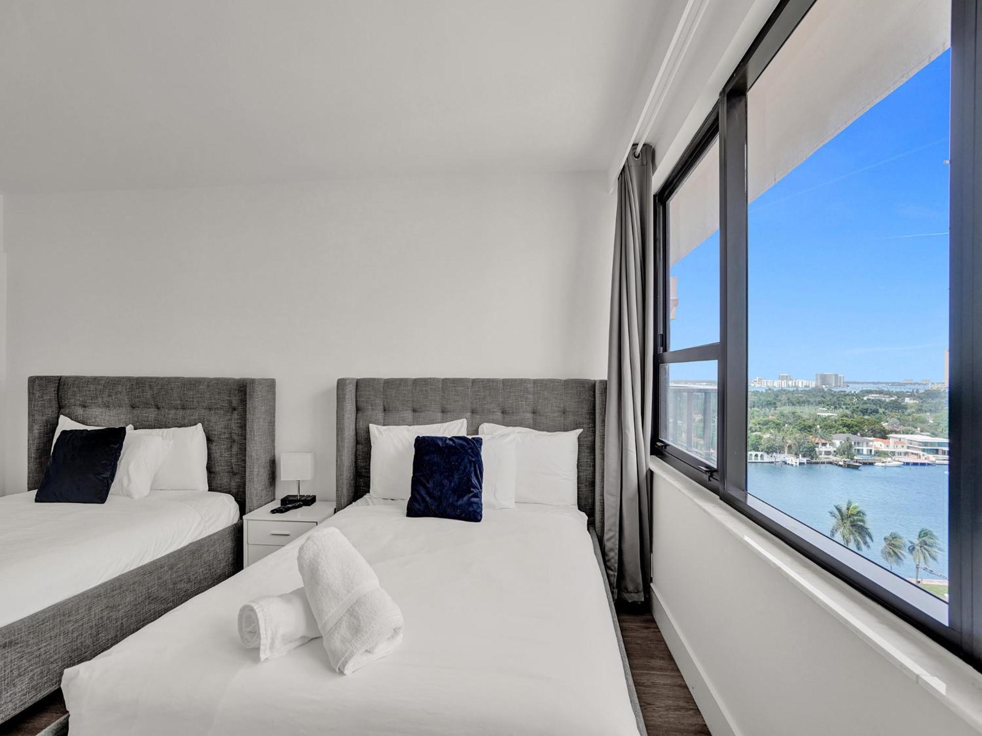 Gorgeous Miami 1614
