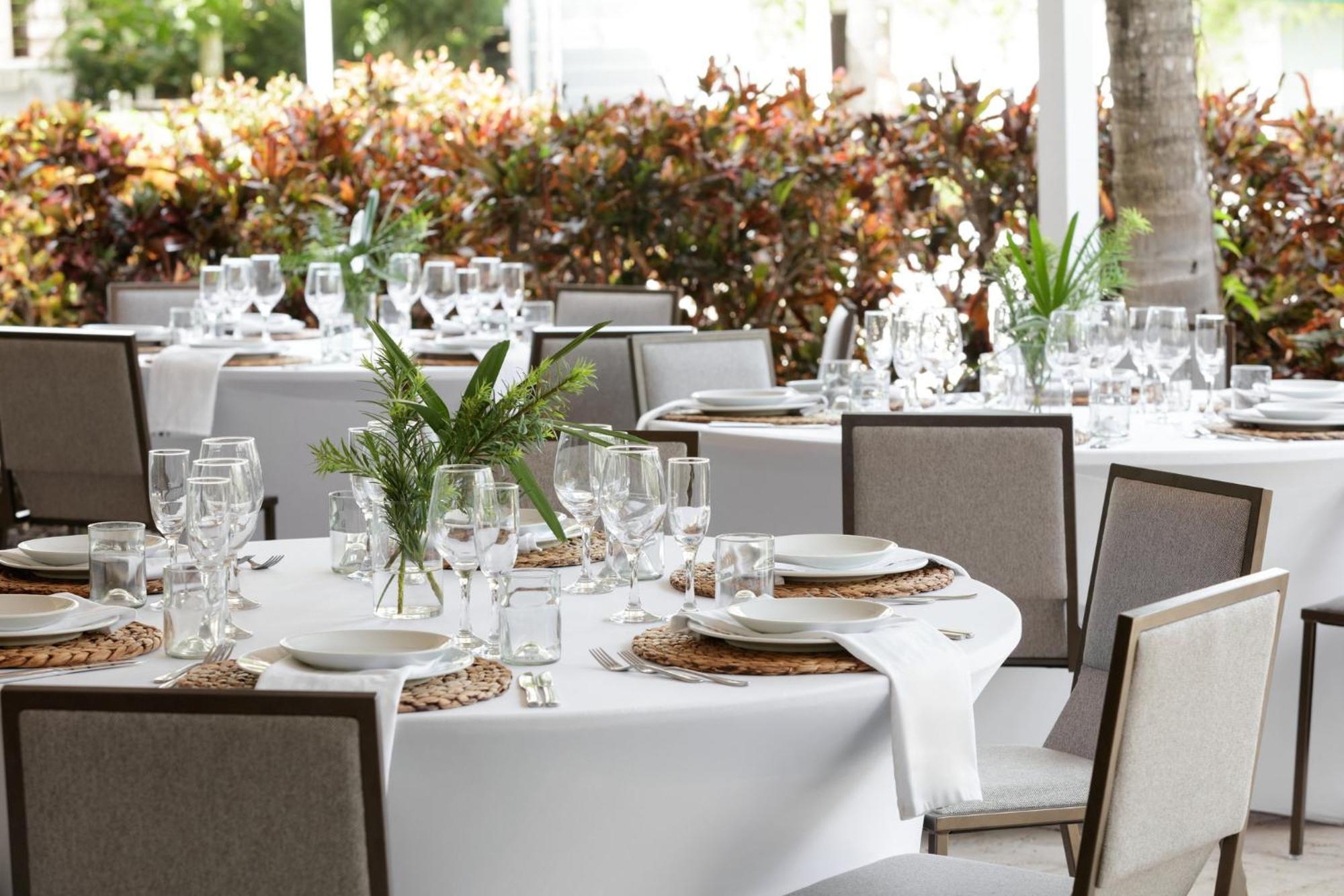 Resort Kimpton Surfcomber By Ihg