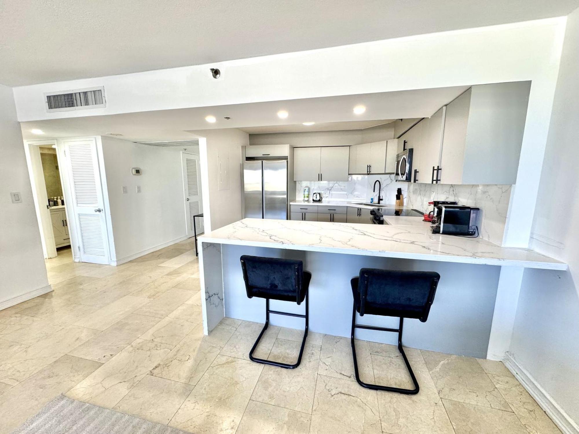 Oceanfront Retreat Service 502 Apartment *