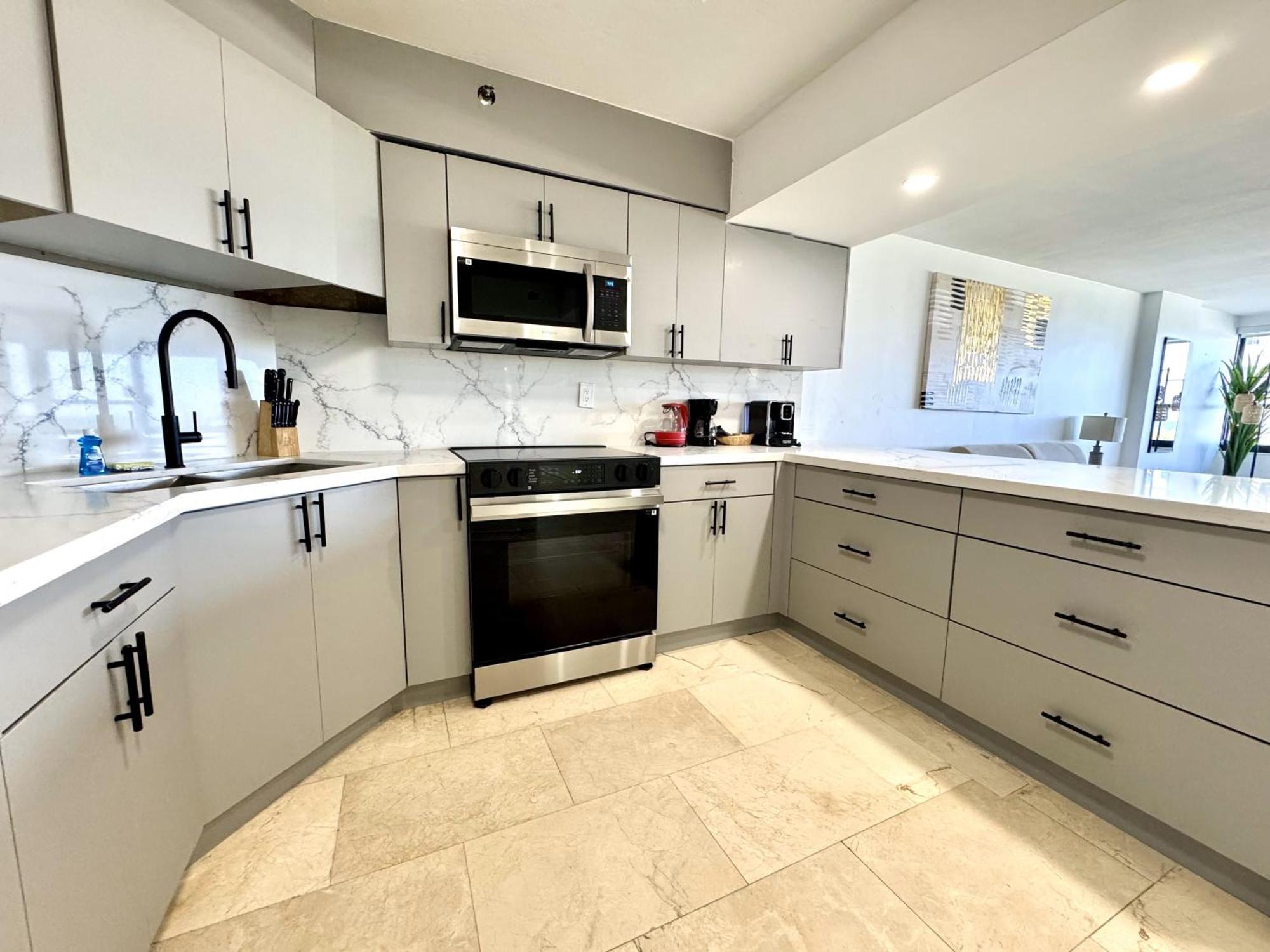 Apartment Oceanfront Retreat Service 502 *
