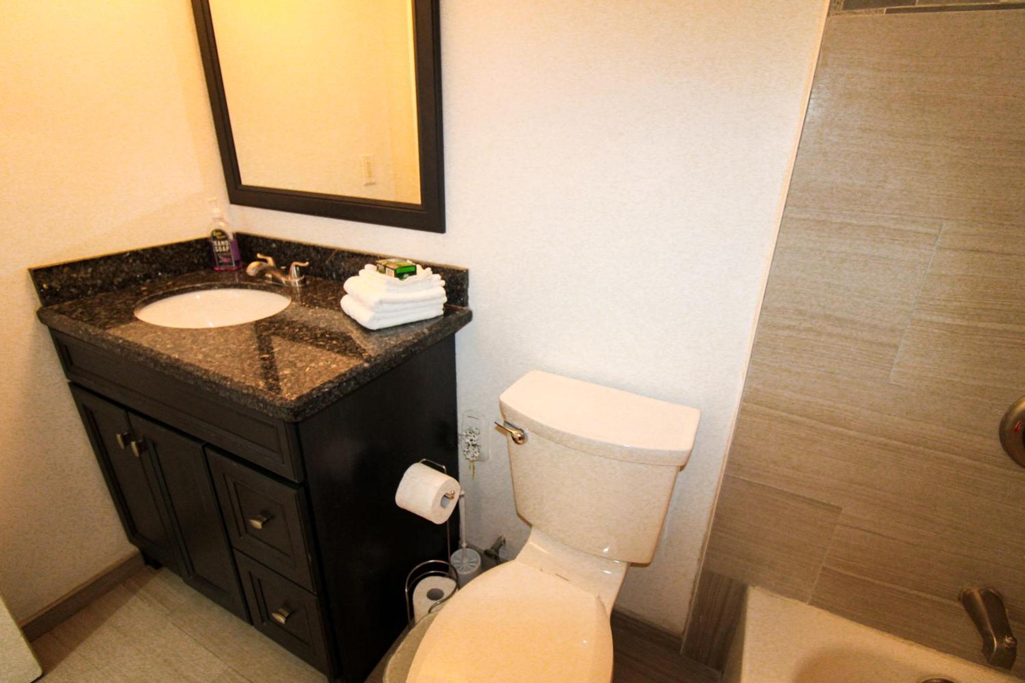 Castle 830 Oceanview Balcony Studio, Pool, Tennis, Free Parking Apartment *