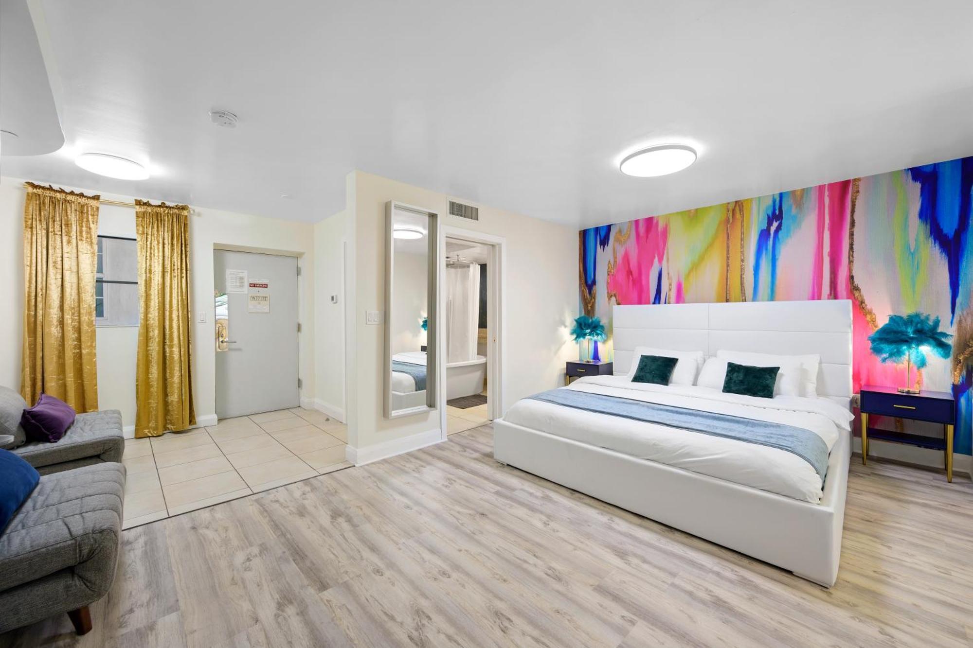Ocean Drive With Rooftop Pool, South Beach, Miami Apartment *
