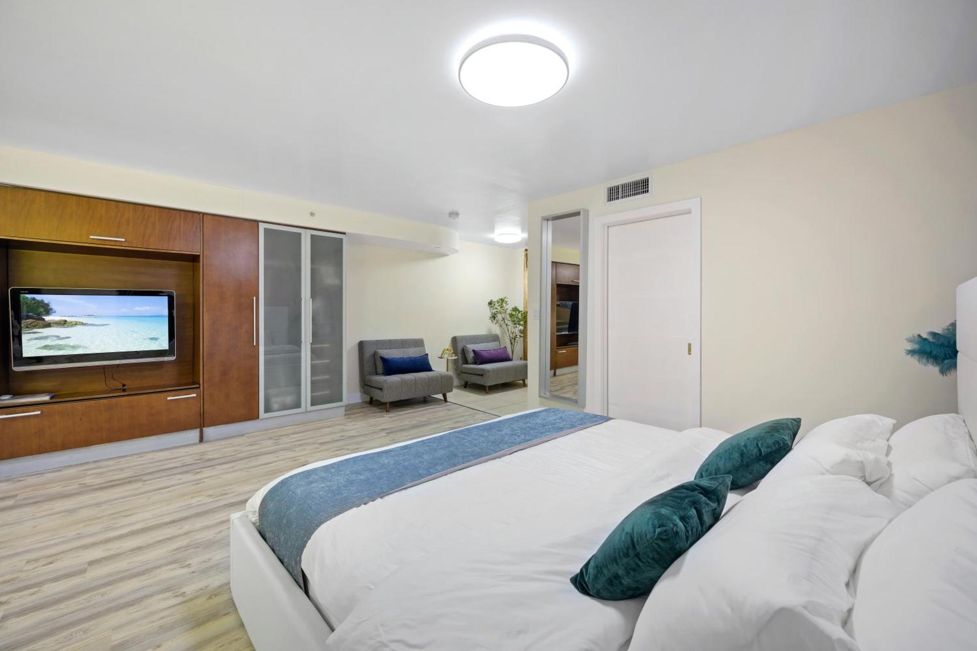 Ocean Drive With Rooftop Pool, South Beach, Miami Apartment