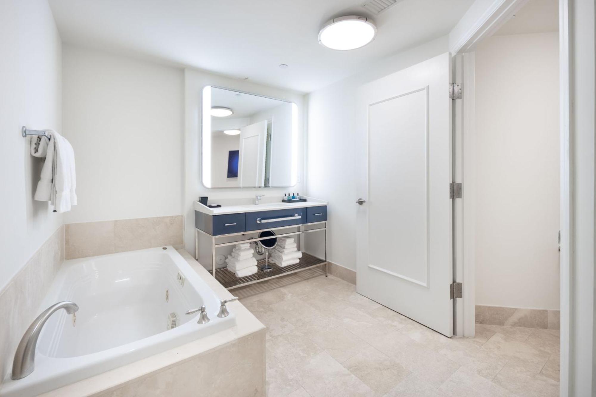 Apartamento Fontainebleau Ocean View Fits 6! 1 Bed/2 Ba