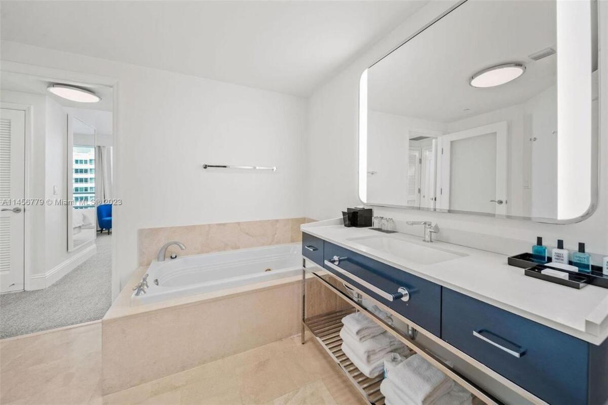 Fontainebleau New Reno 1br Corner Unit Ocean & Bay *