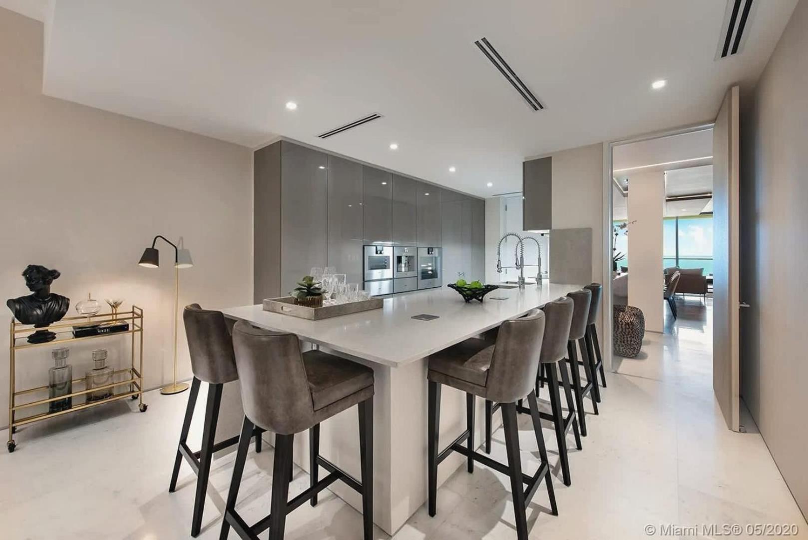 Apartment Elegant 4-bdr Oceanfront With Skyline Views