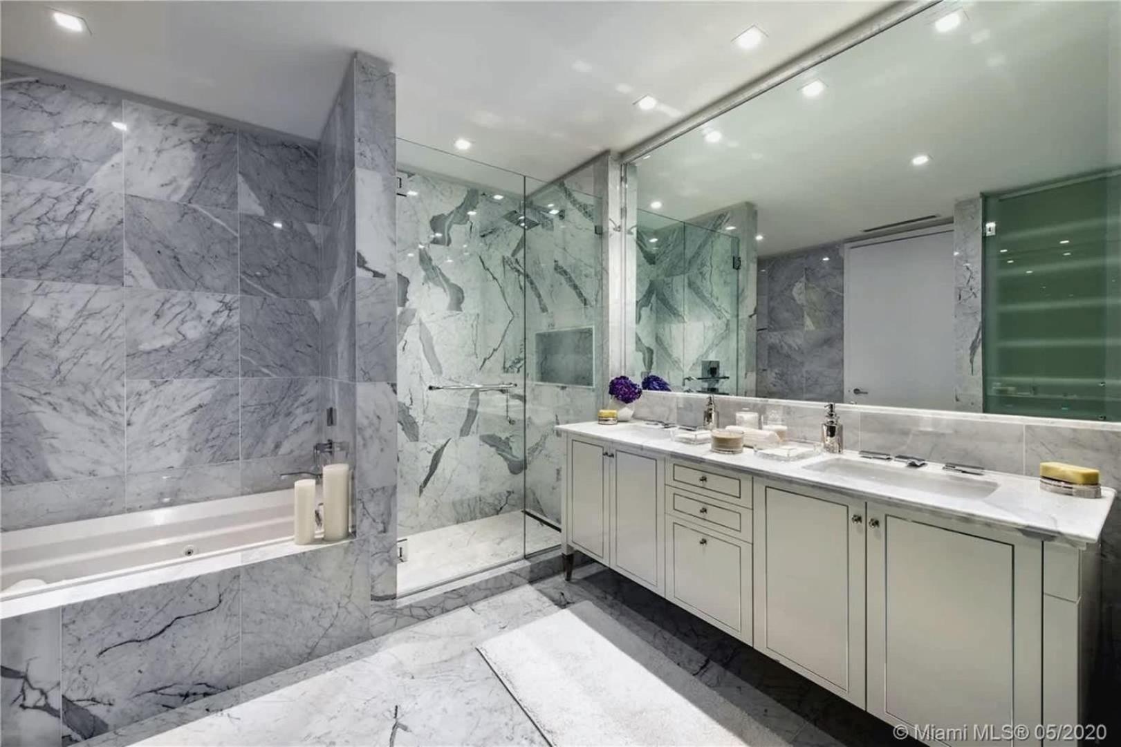 Apartment Elegant 4-bdr Oceanfront With Skyline Views *