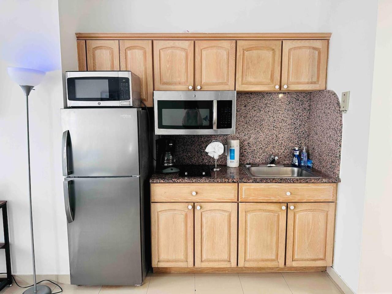 Right On The Beach, Ocean Drive Secured Apartment *