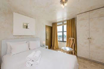 Amazing Two Bedroom Ocean View- Miami Apartment *