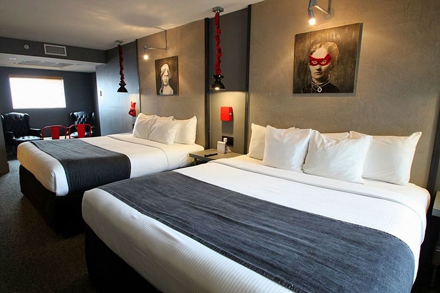 Gaythering - Gay - Adults Welcome Hotel