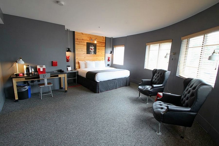 Gaythering - Gay - Adults Welcome Hotel