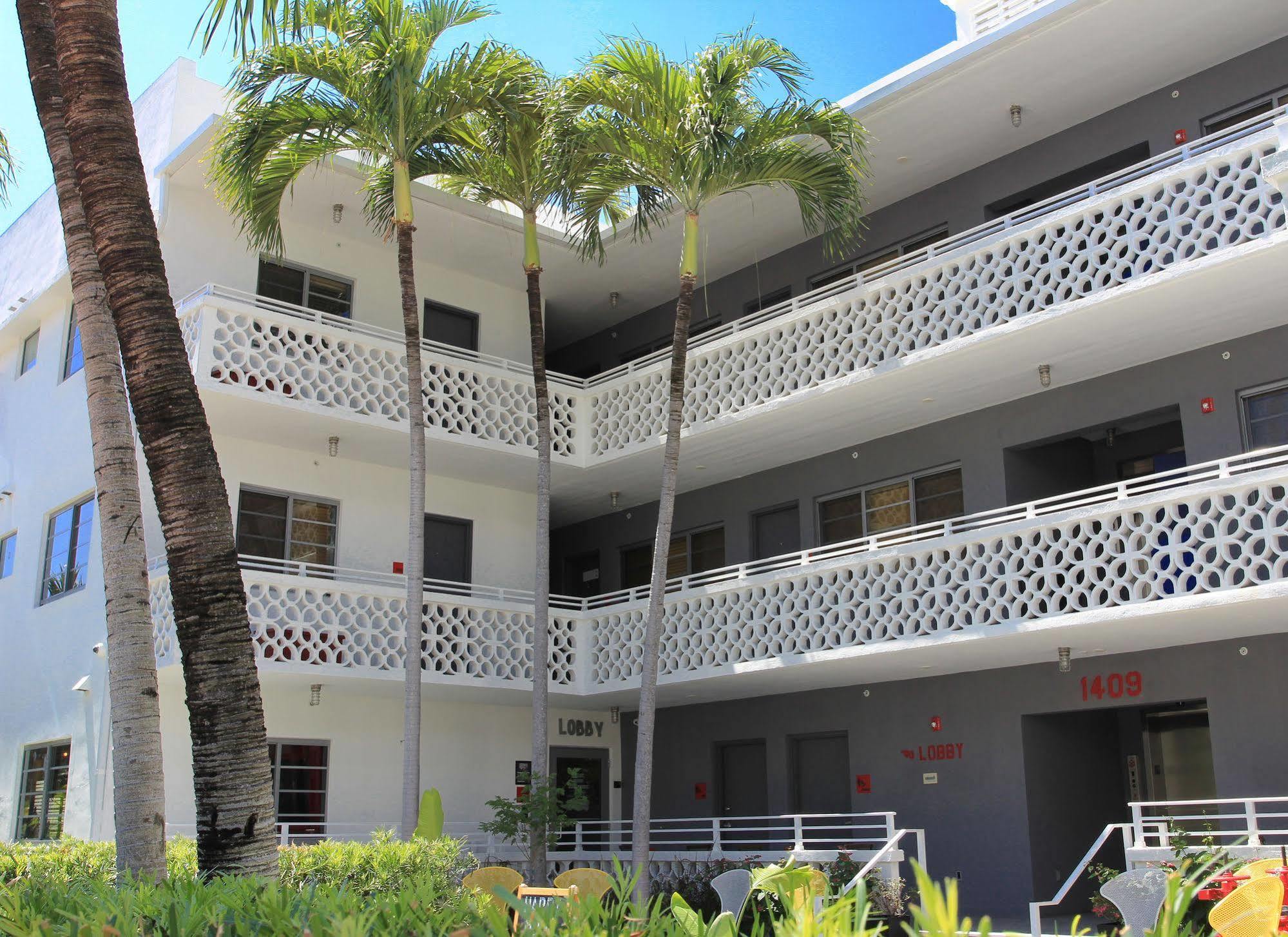 Gaythering - Gay - Adults Welcome Miami Beach