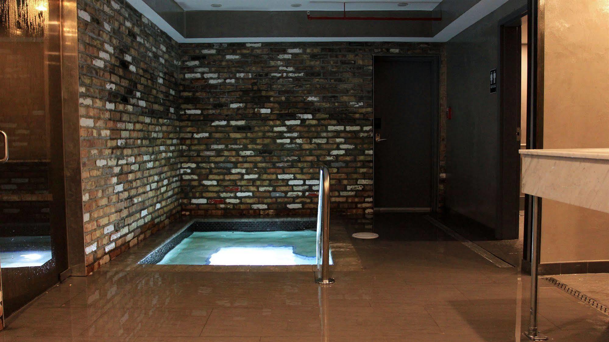 Gaythering - Gay - Adults Welcome Hotel