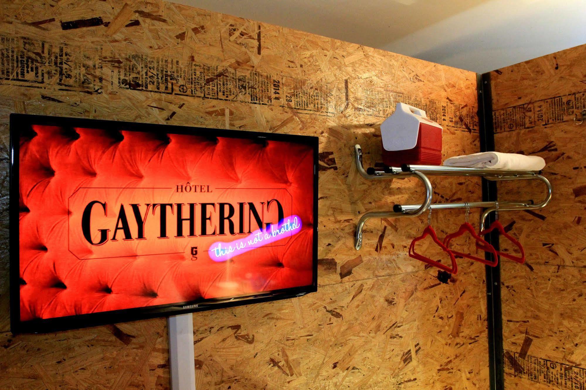 Crates At The Gaythering - Men Only Ostello