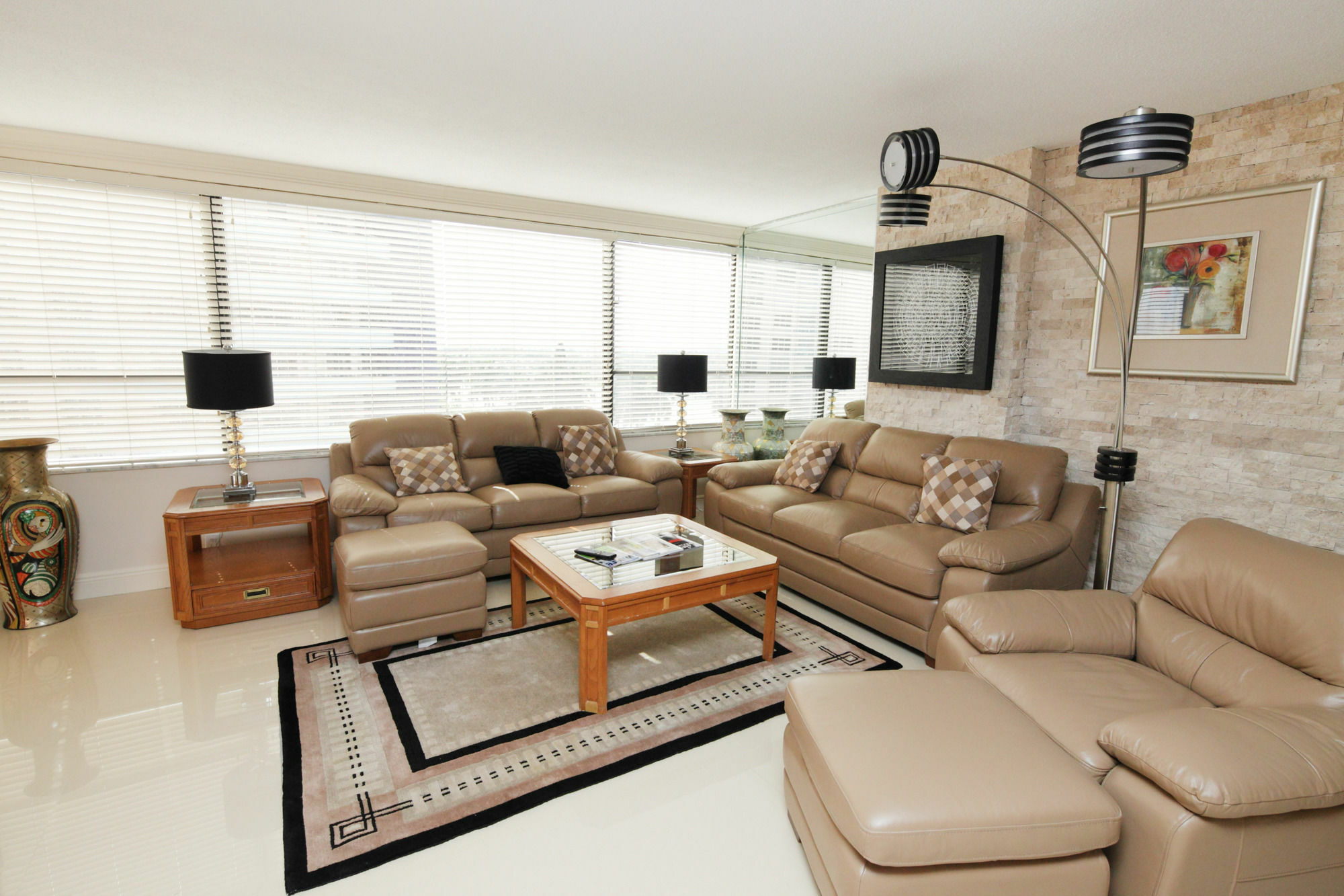 - Hora Hotel Miami Beach