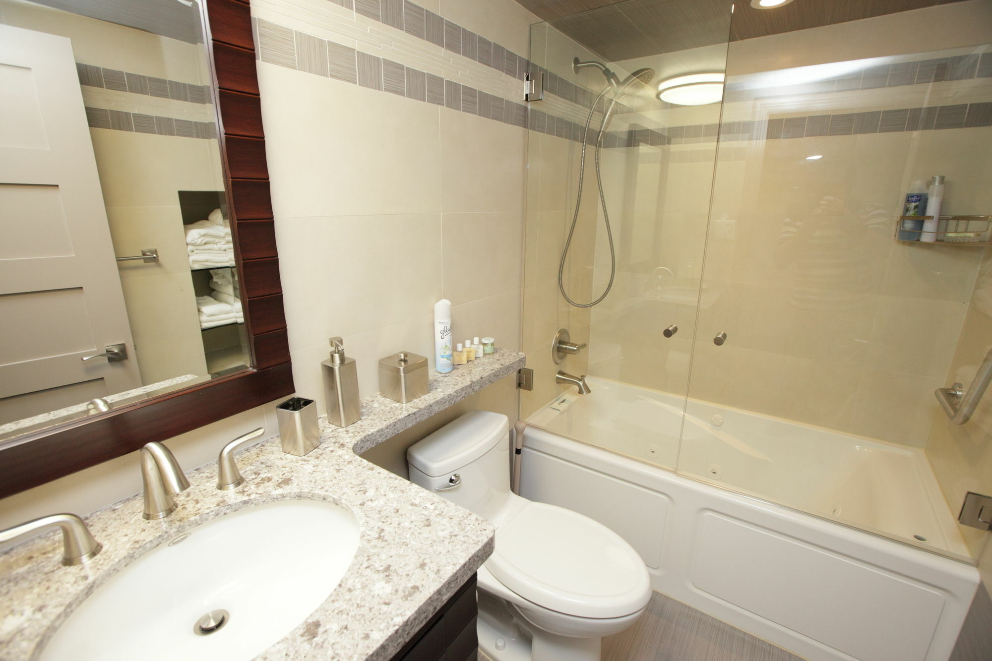 - Hora Hotel Miami Beach