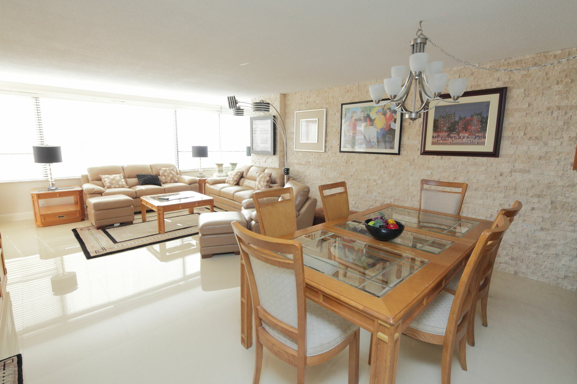- Hora 3* Miami Beach