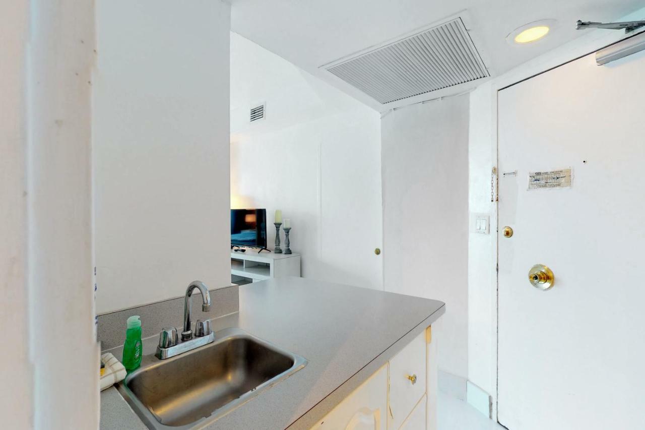 Castle Beach: Strawberry Lime Hotel Miami Beach