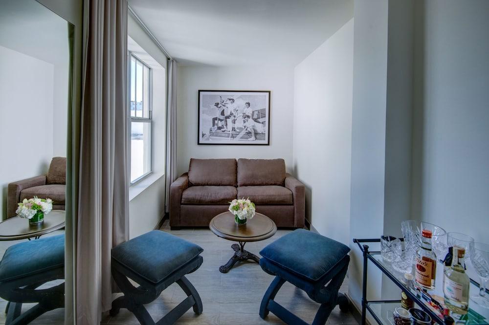 Clinton South Hotel 4*