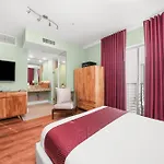 Catalina Hotel&Beach Club