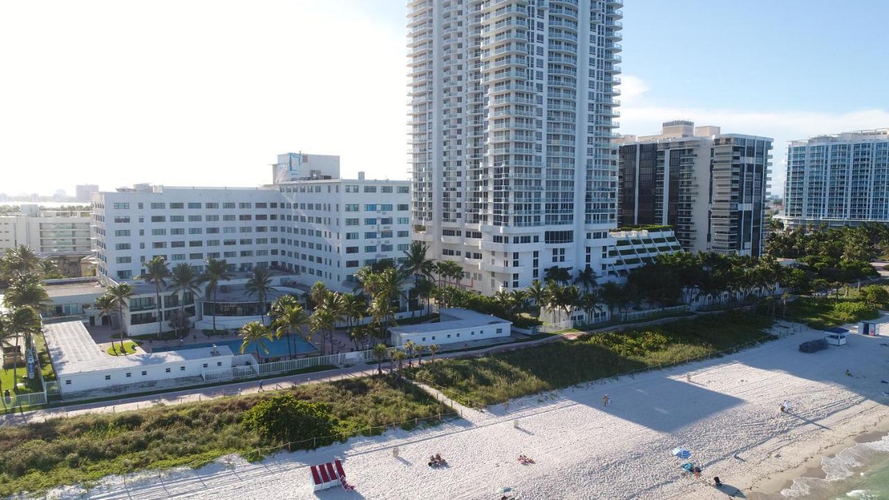 Deluxe And At The Casablanca * Miami Beach