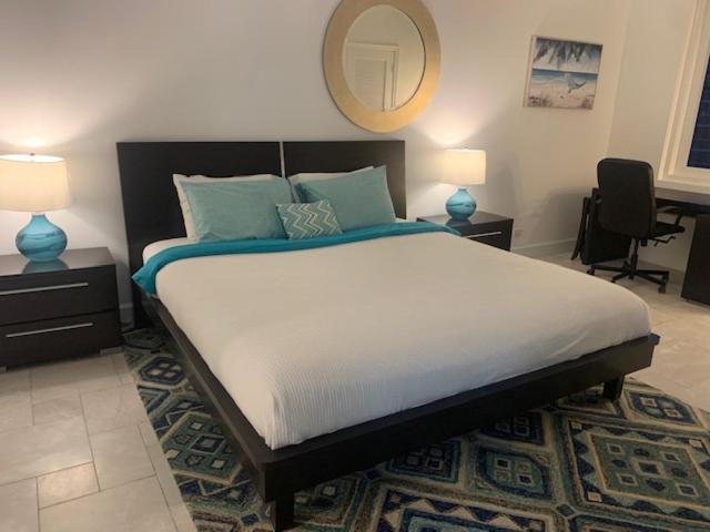 Apartment Romantic-5 Star-1br-oceanfront-balcony-south-beach