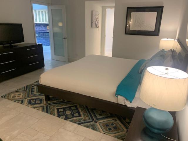 Romantic-5 Star-1br-oceanfront-balcony-south-beach Apartment Miami Beach