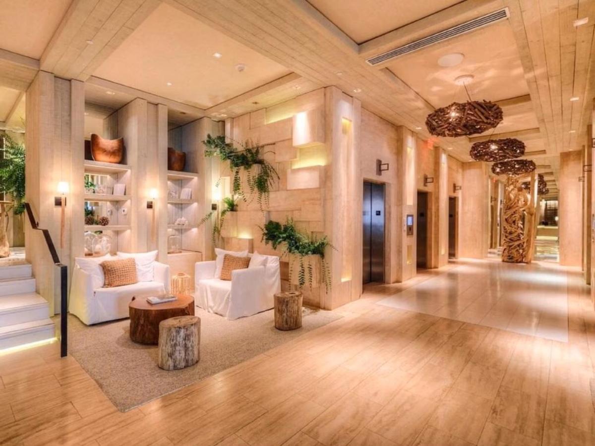 Apartment Romantic-5 Star-1br-oceanfront-balcony-south-beach Miami Beach