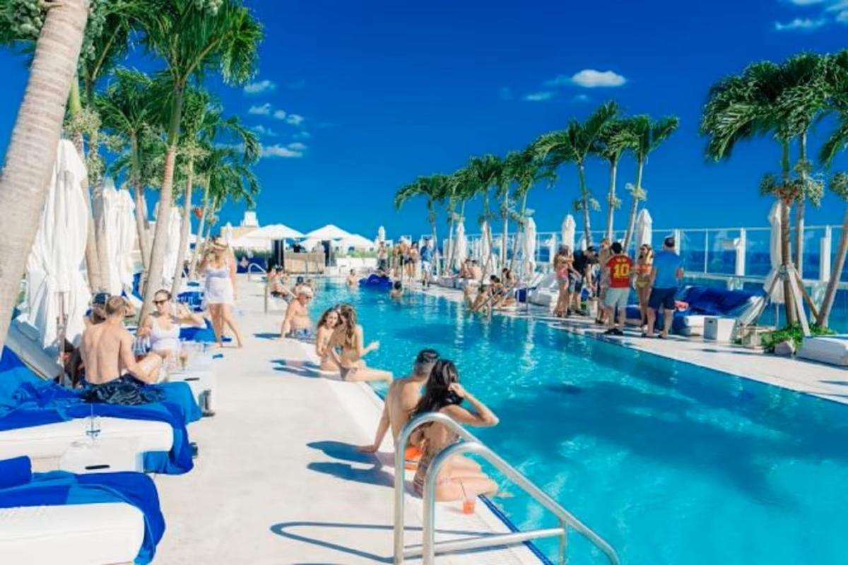Romantic-5 Star-1br-oceanfront-balcony-south-beach * Miami Beach