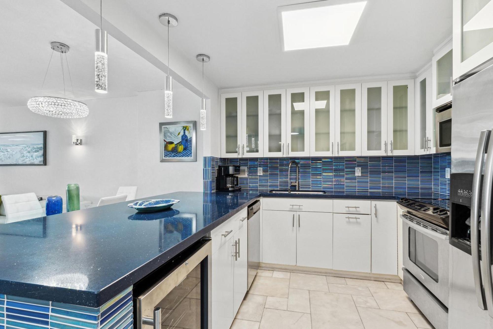 Apartment Romantic-5 Star-1br-oceanfront-balcony-south-beach