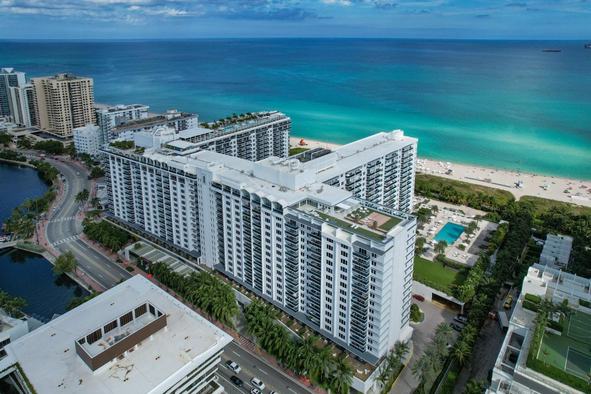 Apartment Romantic-5 Star-1br-oceanfront-balcony-south-beach *