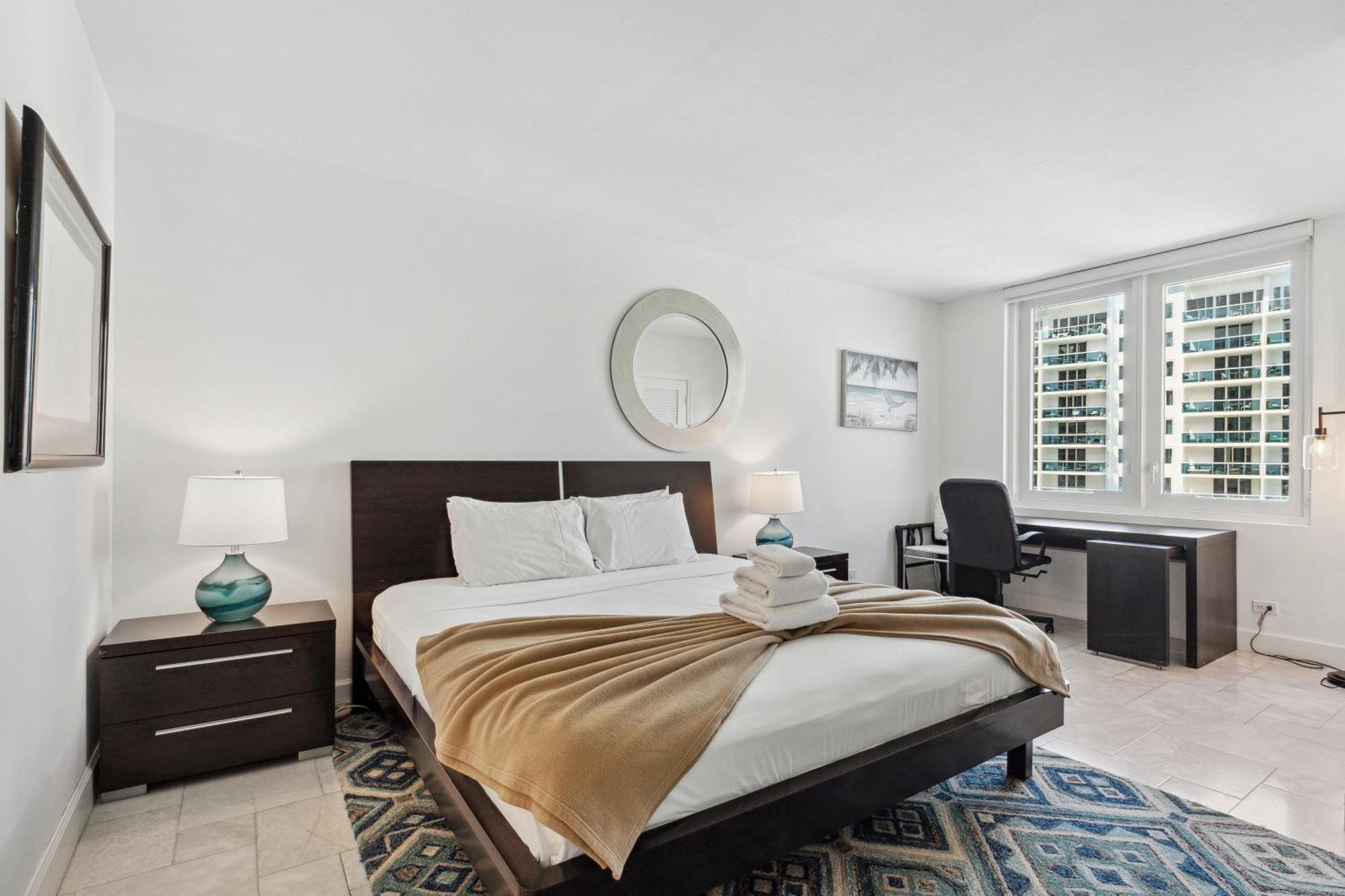 Apartment Romantic-5 Star-1br-oceanfront-balcony-south-beach