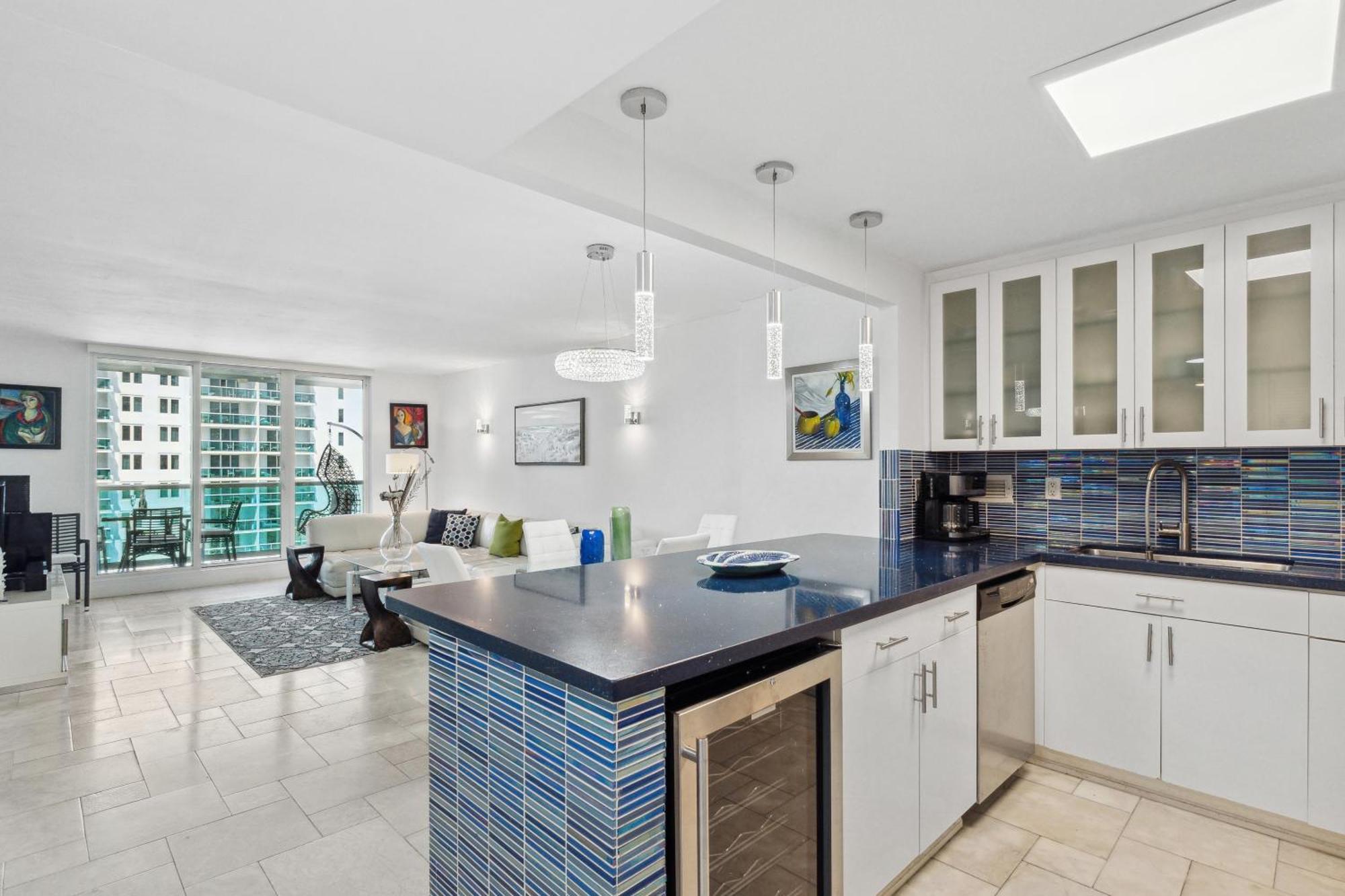 Apartment Romantic-5 Star-1br-oceanfront-balcony-south-beach
