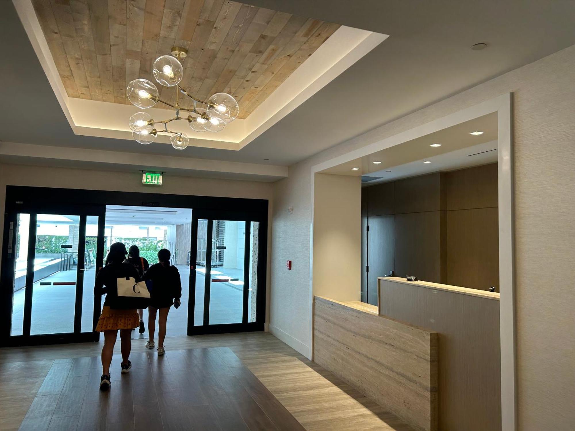 Apartment Romantic-5 Star-1br-oceanfront-balcony-south-beach *