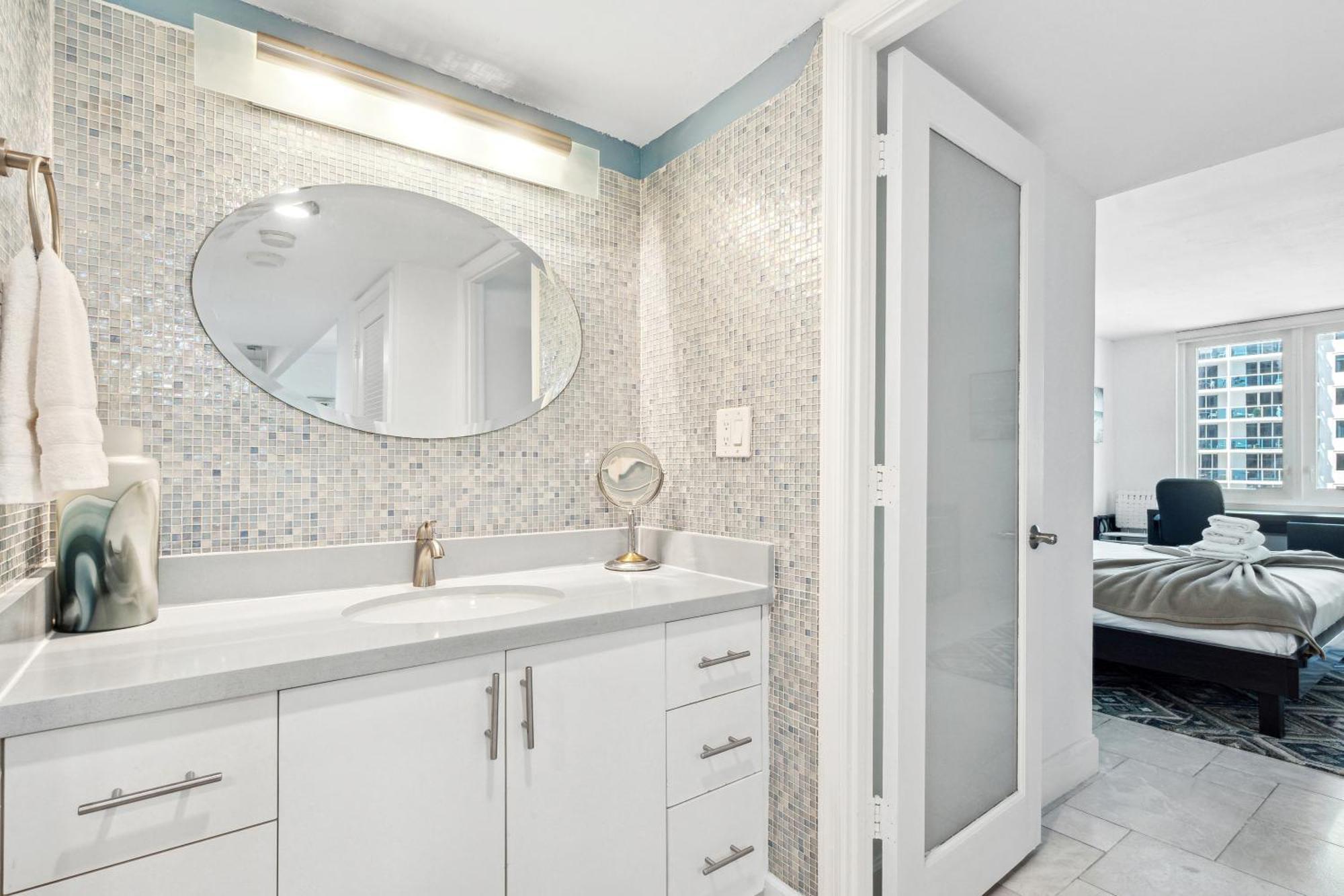 Romantic-5 Star-1br-oceanfront-balcony-south-beach *