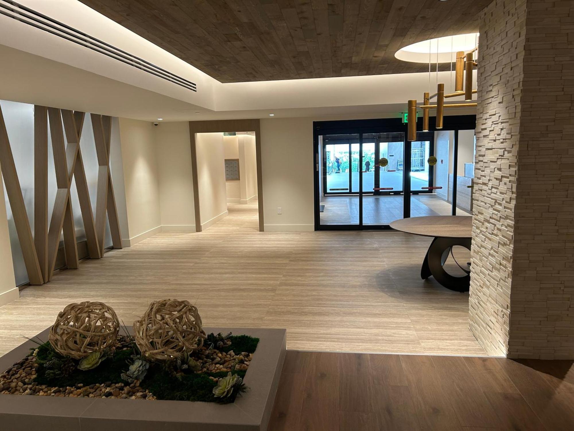 Apartment Romantic-5 Star-1br-oceanfront-balcony-south-beach