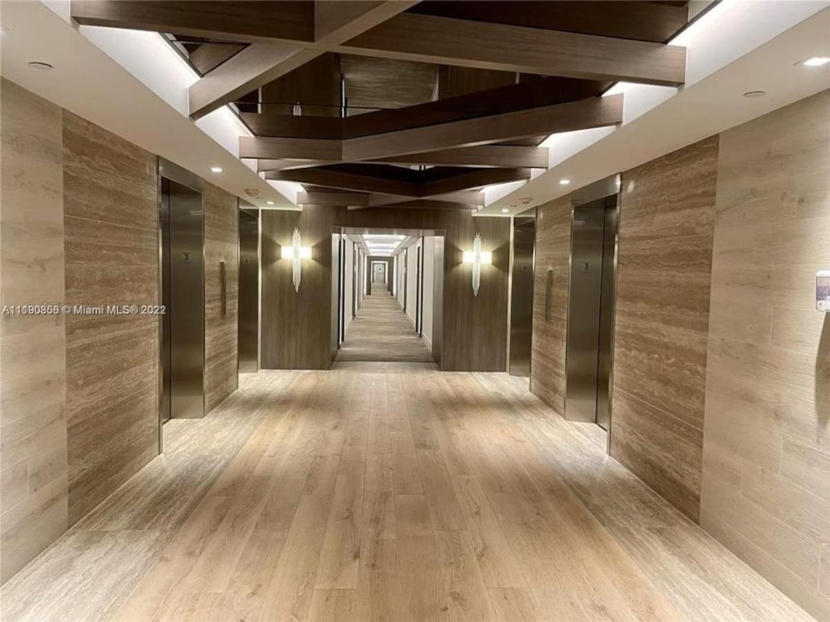 Romantic-5 Star-1br-oceanfront-balcony-south-beach * Miami Beach