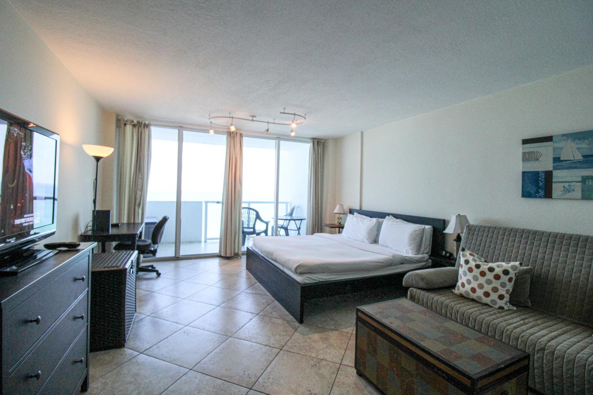 Castle 830 Oceanview Balcony Studio, Pool, Tennis, Free Parking * Miami Beach