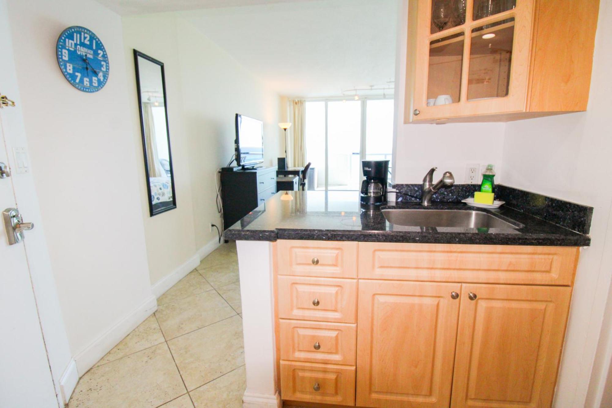 Castle 830 Oceanview Balcony Studio, Pool, Tennis, Free Parking Apartment
