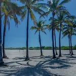 Oceanside Italian Luxury 2 Bedroom Apt With Free Parking
